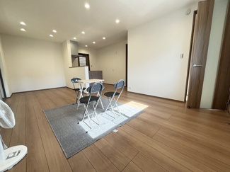 【居間・リビング】 | 東区上温品4　限定1棟【P並列2台可】 | 16帖リビング☆対面式のキッチンでリビングが見渡せるので、お子様やご家族の様子が見えて安心です♪