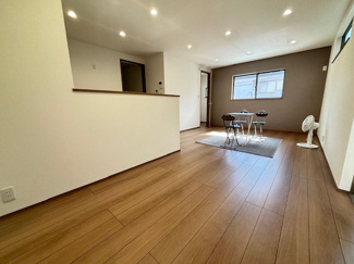 【居間・リビング】 | 東区上温品4　限定1棟【P並列2台可】 | 16帖リビング☆対面式のキッチンでリビングが見渡せるので、お子様やご家族の様子が見えて安心です♪