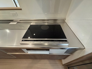 【キッチン】 | 東区上温品4　限定1棟【P並列2台可】 | オール電化☆火を使わないIHクッキングヒーターで安心調理☆凹凸がないのでお掃除もラク☆