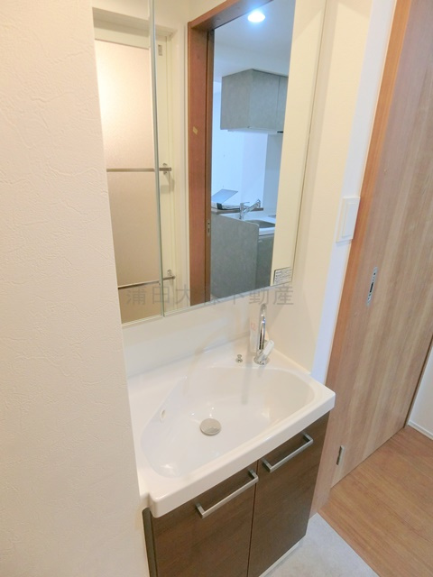 ラヴィエール羽田スカイゲートの洗面所|収納付き独立洗面台