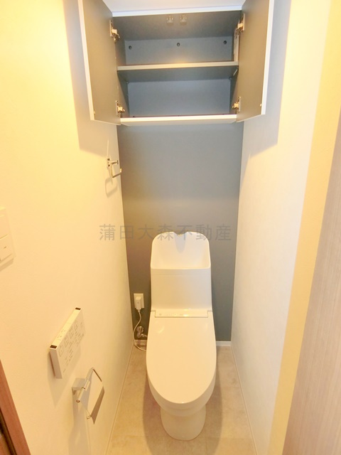 ラヴィエール羽田スカイゲートのトイレ|吊戸棚収納と温水洗浄便座付きのトイレ