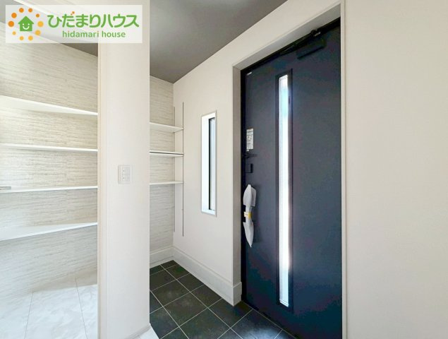 いわき市平南白土２期　新築戸建　1号棟の玄関|玄関にはシューズクロークがあるのでスッキリと片付きます♪靴以外にも屋外ホースやガーデニングセットなどもしまえて便利です！