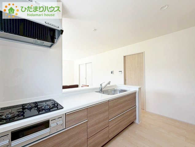 いわき市平南白土２期　新築戸建　1号棟のキッチン|カウンターは少し高くなってますので、手元が隠れて来客からは見えにくくなってます♪