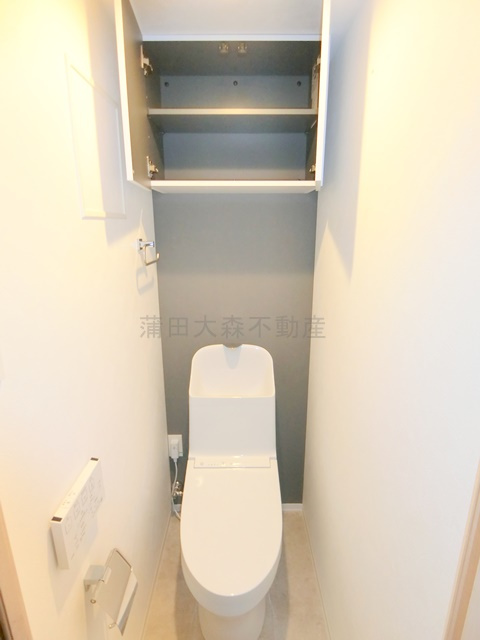 ラヴィエール羽田スカイゲートのトイレ|吊戸棚収納と温水洗浄便座付きのトイレ