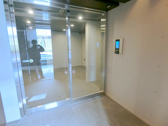 ラヴィエール羽田スカイゲートのエントランス|TVモニター付オートロック宅配BOXメールBOX