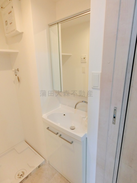 ラヴィエール羽田スカイゲートの洗面所|2面鏡の独立洗面台　洗面脱衣所　