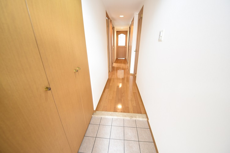 呉三条1丁目分譲賃貸マンションの玄関
