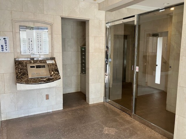 呉三条1丁目分譲賃貸マンションのエントランス