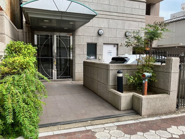 呉三条1丁目分譲賃貸マンションのエントランス