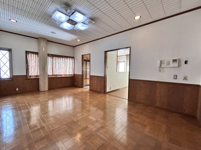 【居間・リビング】 | 築地町　事業用物件