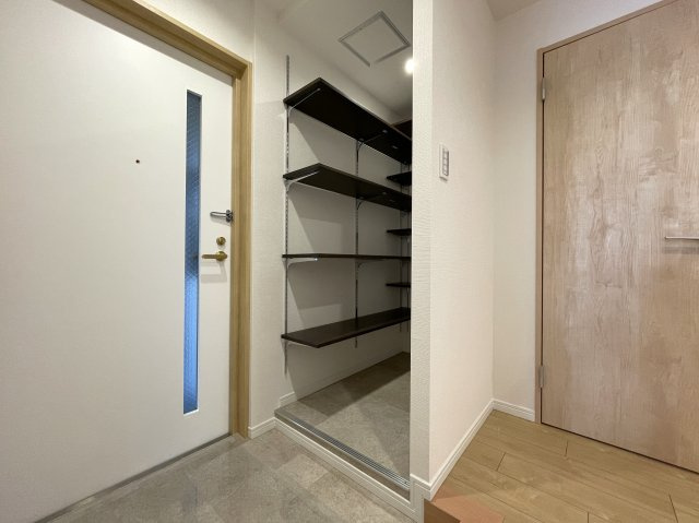 キッチンからボーッと外を眺められる。その時間は何にも代えがたい至福の時間。忙しいからこそ、そんな時間も大切に。な、『リーベスト保土ケ谷Ｄ棟』リフォ―ムの玄関|落ち着いた玄関です