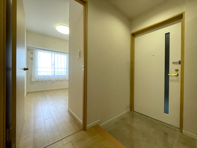 キッチンからボーッと外を眺められる。その時間は何にも代えがたい至福の時間。忙しいからこそ、そんな時間も大切に。な、『リーベスト保土ケ谷Ｄ棟』リフォ―ムの洋室|明るい洋室です