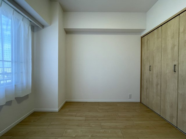 キッチンからボーッと外を眺められる。その時間は何にも代えがたい至福の時間。忙しいからこそ、そんな時間も大切に。な、『リーベスト保土ケ谷Ｄ棟』リフォ―ムの洋室|洋室です