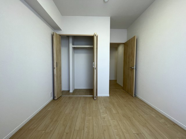 キッチンからボーッと外を眺められる。その時間は何にも代えがたい至福の時間。忙しいからこそ、そんな時間も大切に。な、『リーベスト保土ケ谷Ｄ棟』リフォ―ムの洋室|使い勝手のいい洋室です