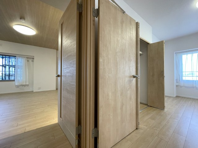 キッチンからボーッと外を眺められる。その時間は何にも代えがたい至福の時間。忙しいからこそ、そんな時間も大切に。な、『リーベスト保土ケ谷Ｄ棟』リフォ―ムの洋室|広々とした洋室です