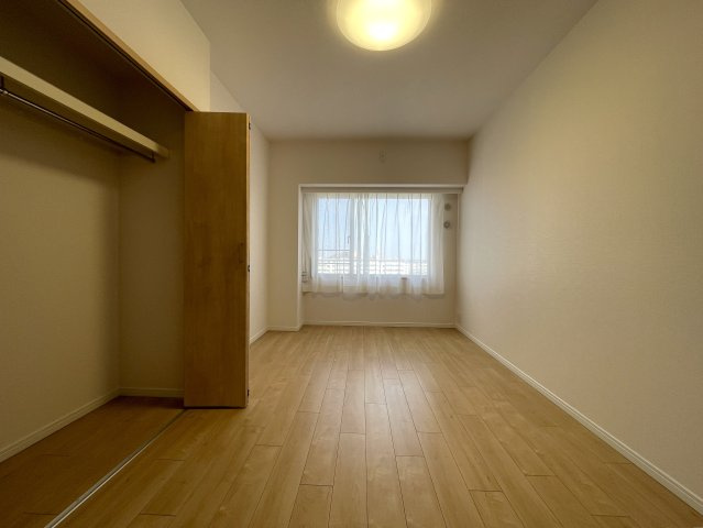 キッチンからボーッと外を眺められる。その時間は何にも代えがたい至福の時間。忙しいからこそ、そんな時間も大切に。な、『リーベスト保土ケ谷Ｄ棟』リフォ―ムの洋室|洋室です