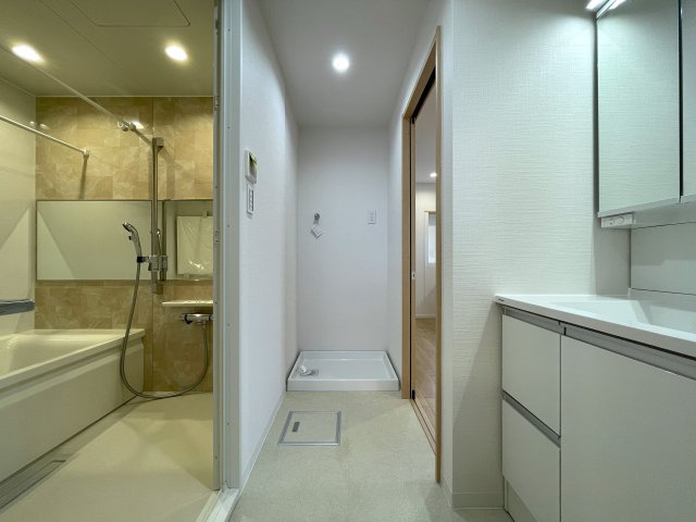 キッチンからボーッと外を眺められる。その時間は何にも代えがたい至福の時間。忙しいからこそ、そんな時間も大切に。な、『リーベスト保土ケ谷Ｄ棟』リフォ―ムの脱衣所