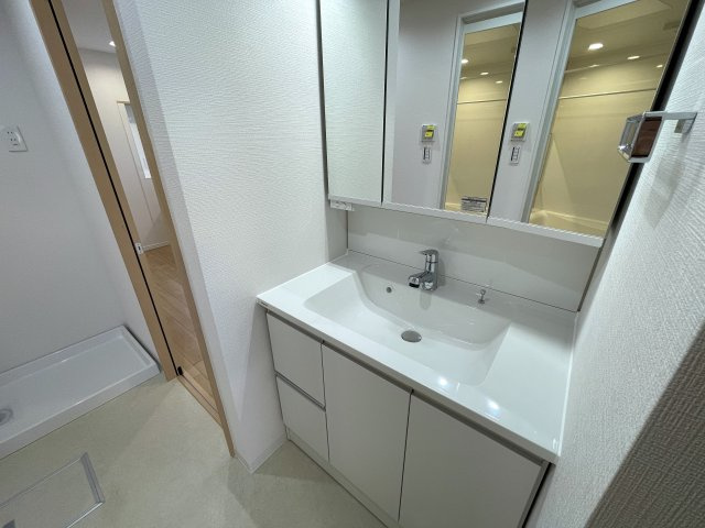 キッチンからボーッと外を眺められる。その時間は何にも代えがたい至福の時間。忙しいからこそ、そんな時間も大切に。な、『リーベスト保土ケ谷Ｄ棟』リフォ―ムの独立洗面台|独立洗面台、小物を置くことができて便利です