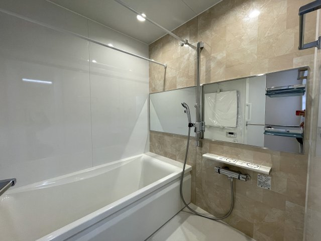 キッチンからボーッと外を眺められる。その時間は何にも代えがたい至福の時間。忙しいからこそ、そんな時間も大切に。な、『リーベスト保土ケ谷Ｄ棟』リフォ―ムの浴室|ゆったり過ごせるお風呂です