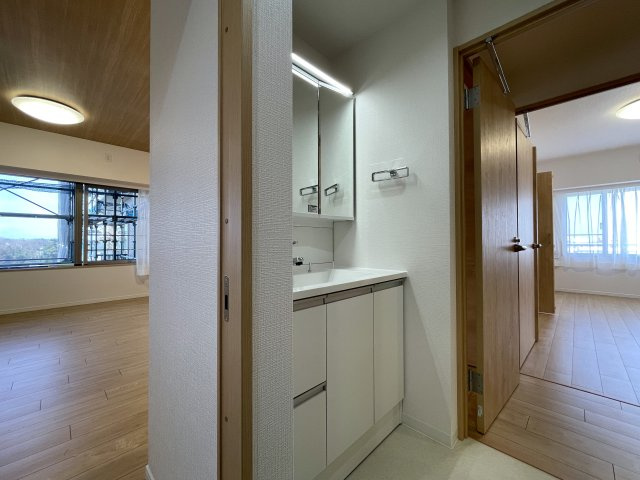 キッチンからボーッと外を眺められる。その時間は何にも代えがたい至福の時間。忙しいからこそ、そんな時間も大切に。な、『リーベスト保土ケ谷Ｄ棟』リフォ―ムの独立洗面台|朝の身支度には欠かせない独立洗面化粧台