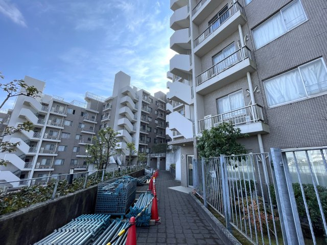 キッチンからボーッと外を眺められる。その時間は何にも代えがたい至福の時間。忙しいからこそ、そんな時間も大切に。な、『リーベスト保土ケ谷Ｄ棟』リフォ―ム