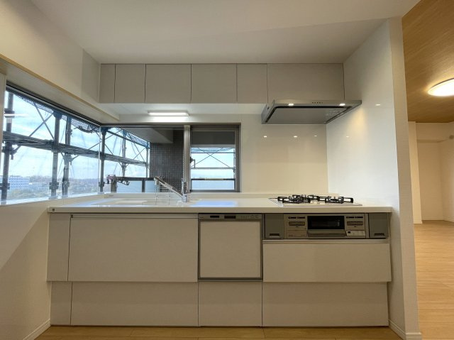 キッチンからボーッと外を眺められる。その時間は何にも代えがたい至福の時間。忙しいからこそ、そんな時間も大切に。な、『リーベスト保土ケ谷Ｄ棟』リフォ―ムのキッチン