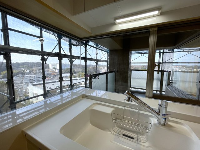 キッチンからボーッと外を眺められる。その時間は何にも代えがたい至福の時間。忙しいからこそ、そんな時間も大切に。な、『リーベスト保土ケ谷Ｄ棟』リフォ―ムの展望