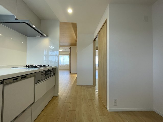 キッチンからボーッと外を眺められる。その時間は何にも代えがたい至福の時間。忙しいからこそ、そんな時間も大切に。な、『リーベスト保土ケ谷Ｄ棟』リフォ―ムのキッチン|きれいなキッチンです