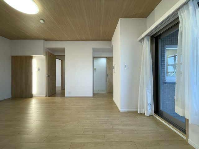 キッチンからボーッと外を眺められる。その時間は何にも代えがたい至福の時間。忙しいからこそ、そんな時間も大切に。な、『リーベスト保土ケ谷Ｄ棟』リフォ―ムの居間・リビング