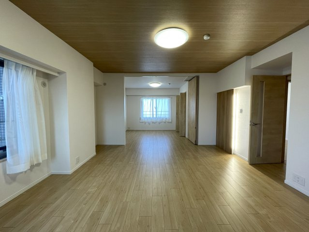 キッチンからボーッと外を眺められる。その時間は何にも代えがたい至福の時間。忙しいからこそ、そんな時間も大切に。な、『リーベスト保土ケ谷Ｄ棟』リフォ―ムの居間・リビング|ゆったりとしたリビングです