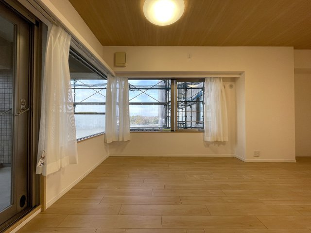 キッチンからボーッと外を眺められる。その時間は何にも代えがたい至福の時間。忙しいからこそ、そんな時間も大切に。な、『リーベスト保土ケ谷Ｄ棟』リフォ―ムの居間・リビング