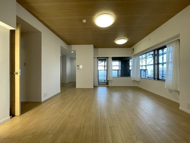 キッチンからボーッと外を眺められる。その時間は何にも代えがたい至福の時間。忙しいからこそ、そんな時間も大切に。な、『リーベスト保土ケ谷Ｄ棟』リフォ―ムの居間・リビング