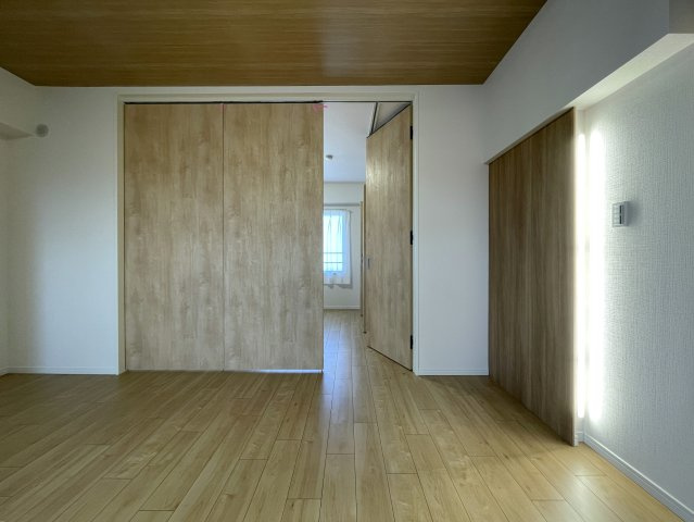 キッチンからボーッと外を眺められる。その時間は何にも代えがたい至福の時間。忙しいからこそ、そんな時間も大切に。な、『リーベスト保土ケ谷Ｄ棟』リフォ―ムの居間・リビング|ゆったり過ごせる居間です