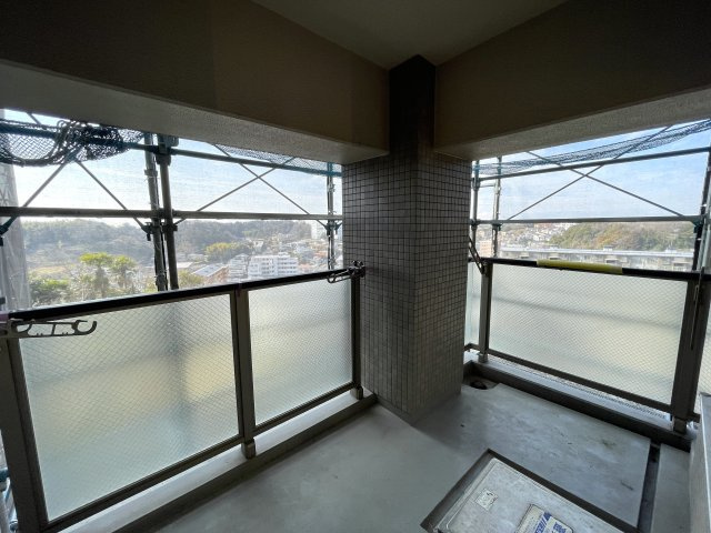 キッチンからボーッと外を眺められる。その時間は何にも代えがたい至福の時間。忙しいからこそ、そんな時間も大切に。な、『リーベスト保土ケ谷Ｄ棟』リフォ―ムのバルコニー|落ち着いた時間を過ごせるバルコニーです