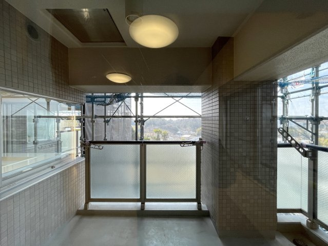 キッチンからボーッと外を眺められる。その時間は何にも代えがたい至福の時間。忙しいからこそ、そんな時間も大切に。な、『リーベスト保土ケ谷Ｄ棟』リフォ―ムのバルコニー|お洗濯にも便利なバルコニー付き