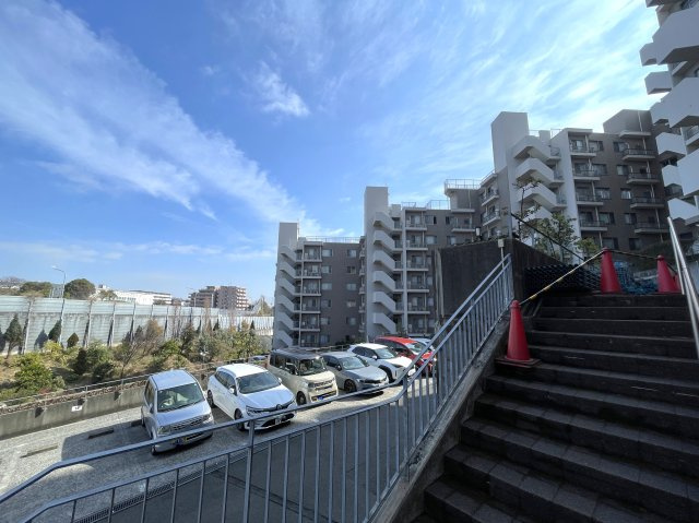 キッチンからボーッと外を眺められる。その時間は何にも代えがたい至福の時間。忙しいからこそ、そんな時間も大切に。な、『リーベスト保土ケ谷Ｄ棟』リフォ―ムの外観|外観もきれいです