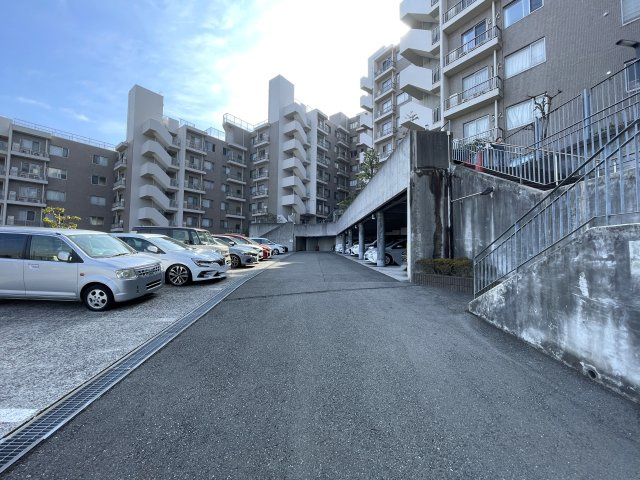 キッチンからボーッと外を眺められる。その時間は何にも代えがたい至福の時間。忙しいからこそ、そんな時間も大切に。な、『リーベスト保土ケ谷Ｄ棟』リフォ―ムの駐車場