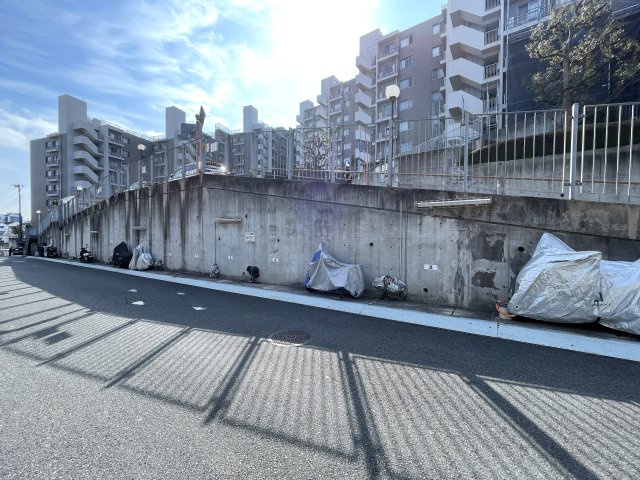 キッチンからボーッと外を眺められる。その時間は何にも代えがたい至福の時間。忙しいからこそ、そんな時間も大切に。な、『リーベスト保土ケ谷Ｄ棟』リフォ―ムの外観|物件の外観です