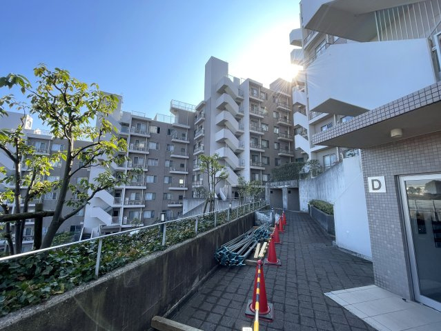 キッチンからボーッと外を眺められる。その時間は何にも代えがたい至福の時間。忙しいからこそ、そんな時間も大切に。な、『リーベスト保土ケ谷Ｄ棟』リフォ―ムの外観|外観もきれいです