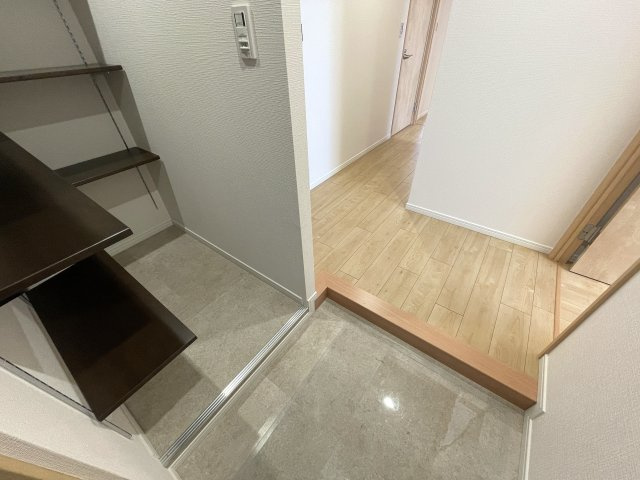 キッチンからボーッと外を眺められる。その時間は何にも代えがたい至福の時間。忙しいからこそ、そんな時間も大切に。な、『リーベスト保土ケ谷Ｄ棟』リフォ―ムの玄関|明るい玄関です