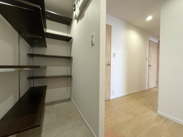 キッチンからボーッと外を眺められる。その時間は何にも代えがたい至福の時間。忙しいからこそ、そんな時間も大切に。な、『リーベスト保土ケ谷Ｄ棟』リフォ―ムの収納|ちょっとした収納スペースも充実しています