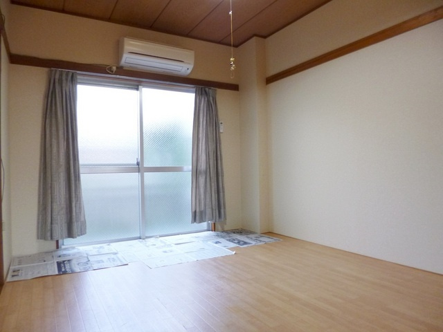 ハイムジョイフルの居間・リビング|きれいな洋室です。