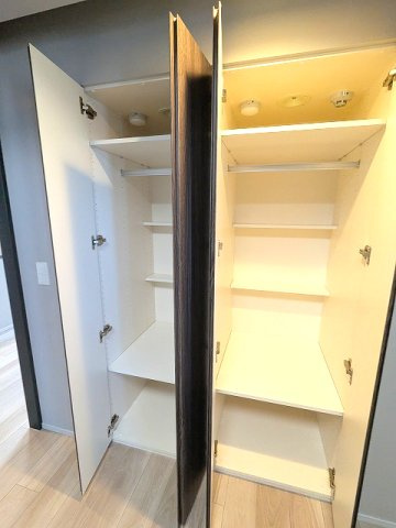 THE LIONS forsia文京湯島の収納|5.9帖洋室のクローゼット、奥行きがあります