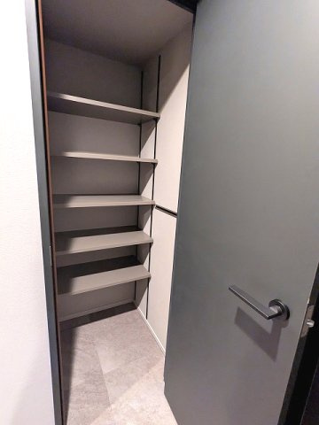 THE LIONS forsia文京湯島の玄関|キャリーケース等収納可能なシューズインクローゼット、ドアに傘ストック付です