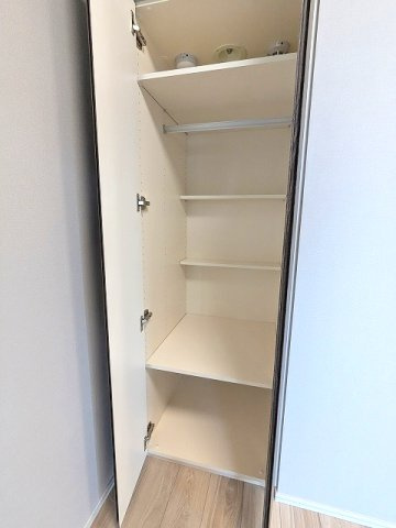 THE LIONS forsia文京湯島の設備|バルコニーに面した3.5帖洋室のクローゼットです