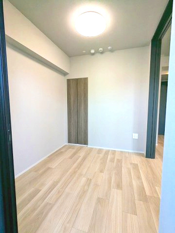 THE LIONS forsia文京湯島の設備|バルコニーに面した3.5帖洋室、エアコン・照明・クローゼット