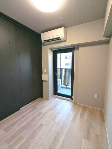 THE LIONS forsia文京湯島の設備|バルコニーに面した3.5帖洋室、室内側のジャバラ式網戸で清潔です