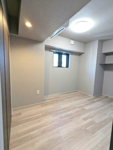 THE LIONS forsia文京湯島の設備|5.9帖洋室、エアコン・照明・クローゼット、角部屋窓付き