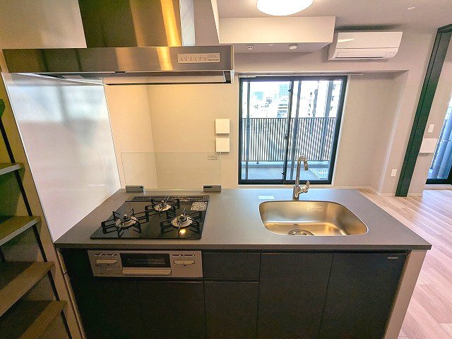 THE LIONS forsia文京湯島の設備|グリル付ガス3口システムカウンターキッチン、豊富な収納、瀟洒でお手入れ楽なガラストップコンロです