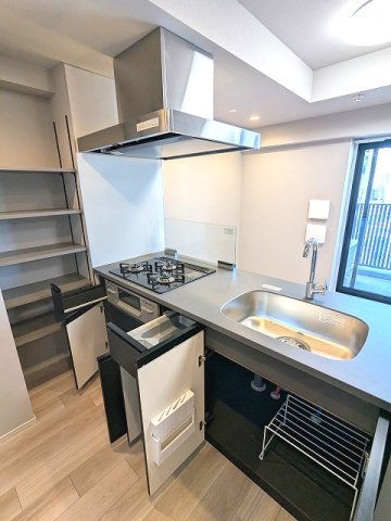 THE LIONS forsia文京湯島の設備|グリル付ガス3口システムカウンターキッチン、豊富な収納、瀟洒でお手入れ楽なガラストップコンロです